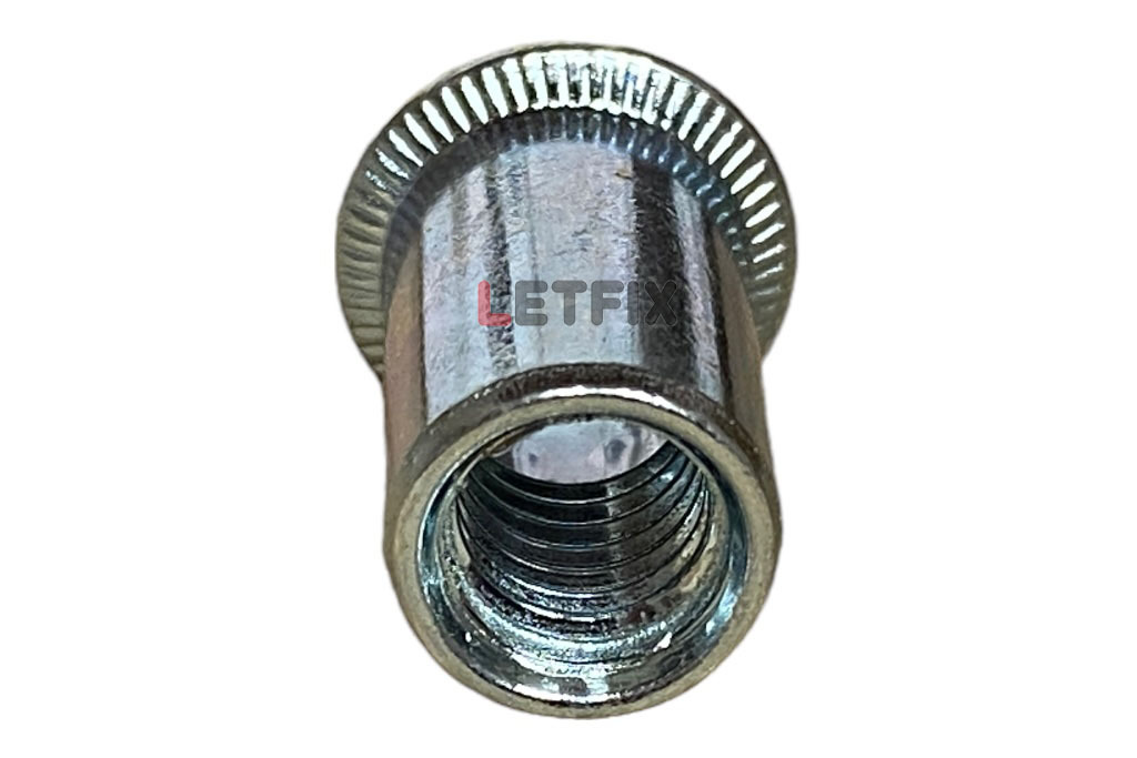 Заклепка-гайка М3 длиной 9 мм цилиндрическая стальная гладкая с потайным фланцем (белая резьбовая заклепка М3*9 мм потай)